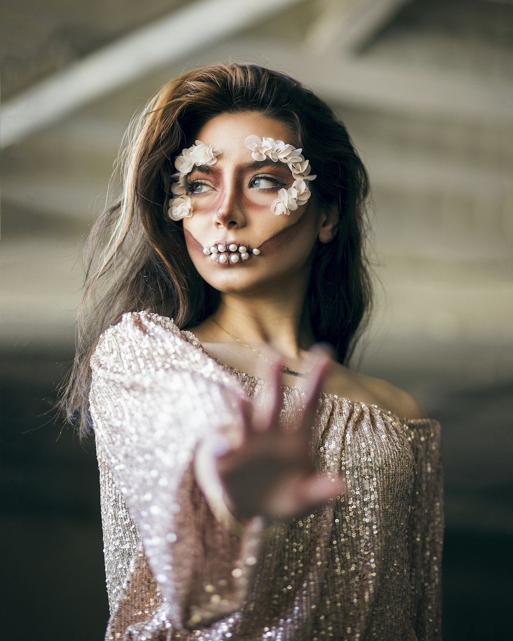 uma mulher com uma maquiagem de esqueleto em seu rosto