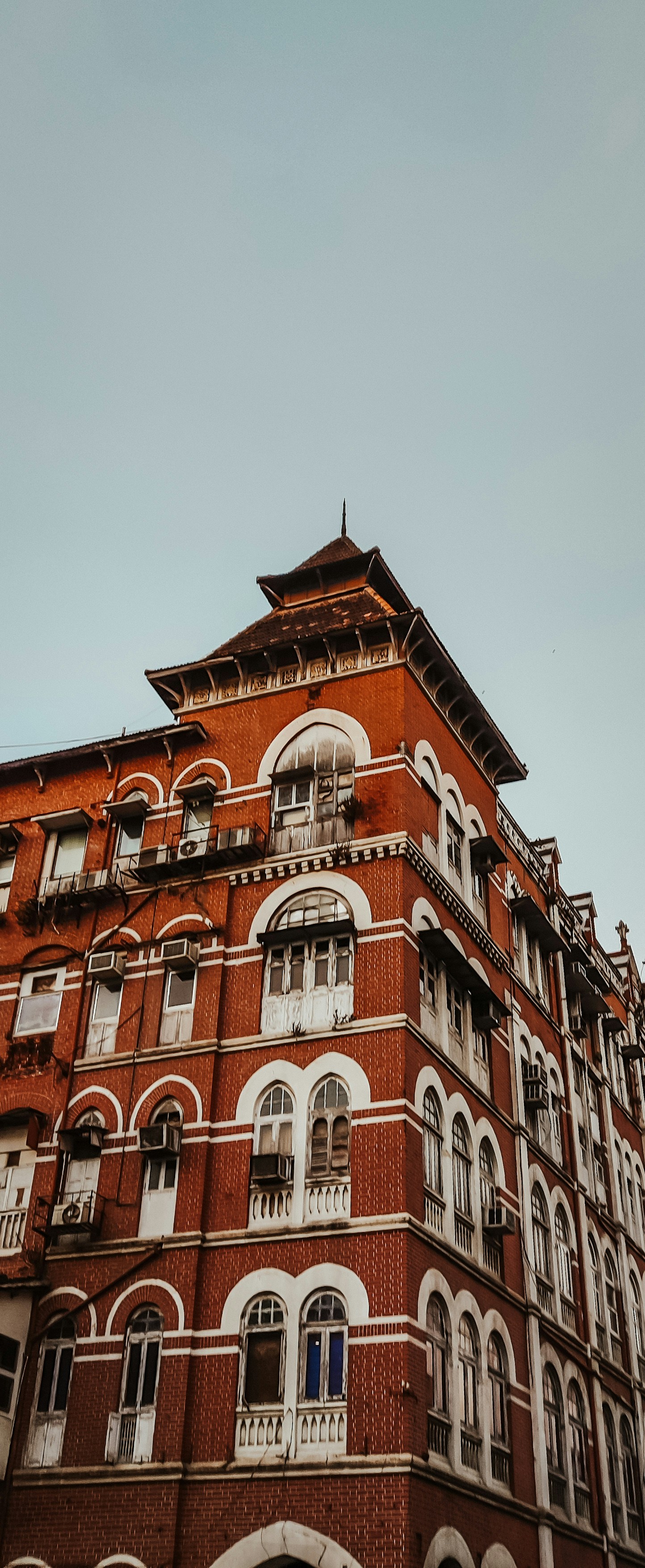 Un alto edificio de ladrillo rojo con muchas ventanas