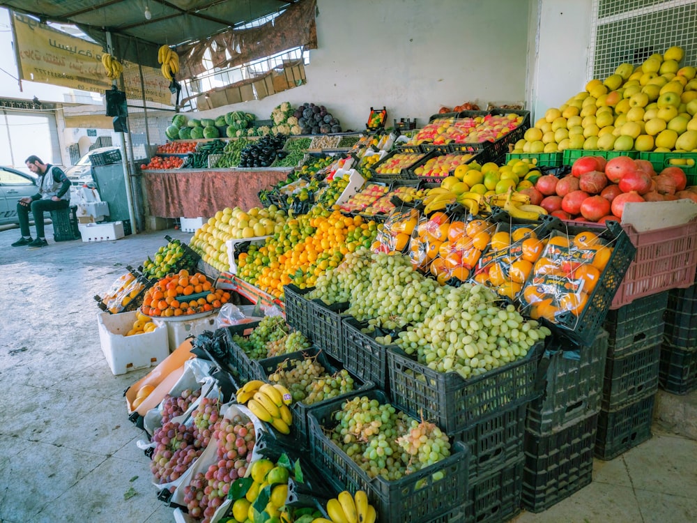 uma banca de frutas com muitas frutas e legumes