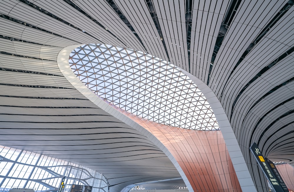 Un grand bâtiment avec un très haut plafond