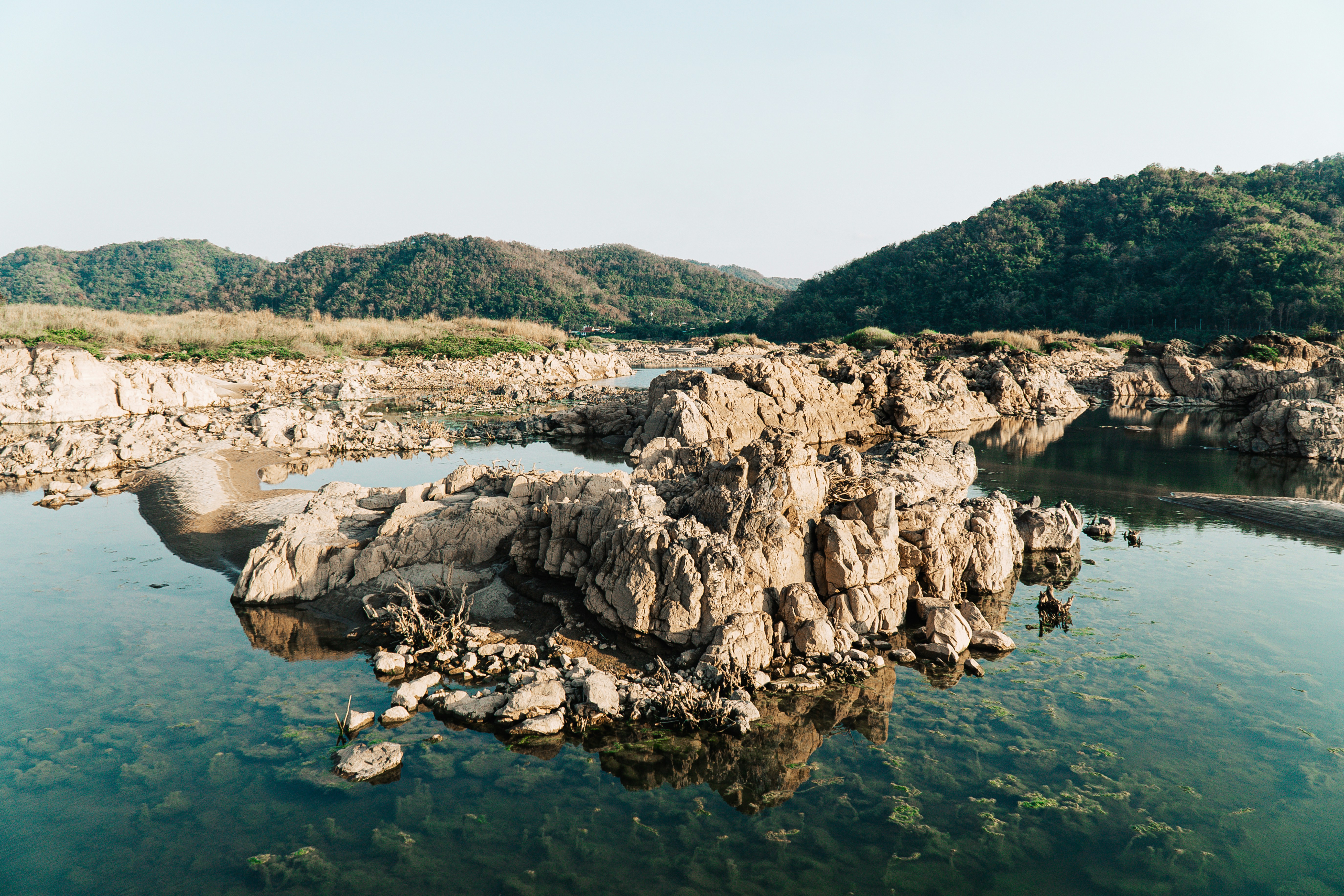 una gran masa de agua rodeada de rocas