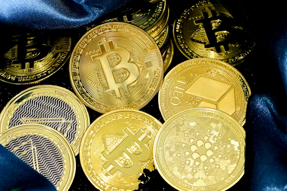 Ein Haufen Bitcoins, die auf einem blauen Tuch sitzen