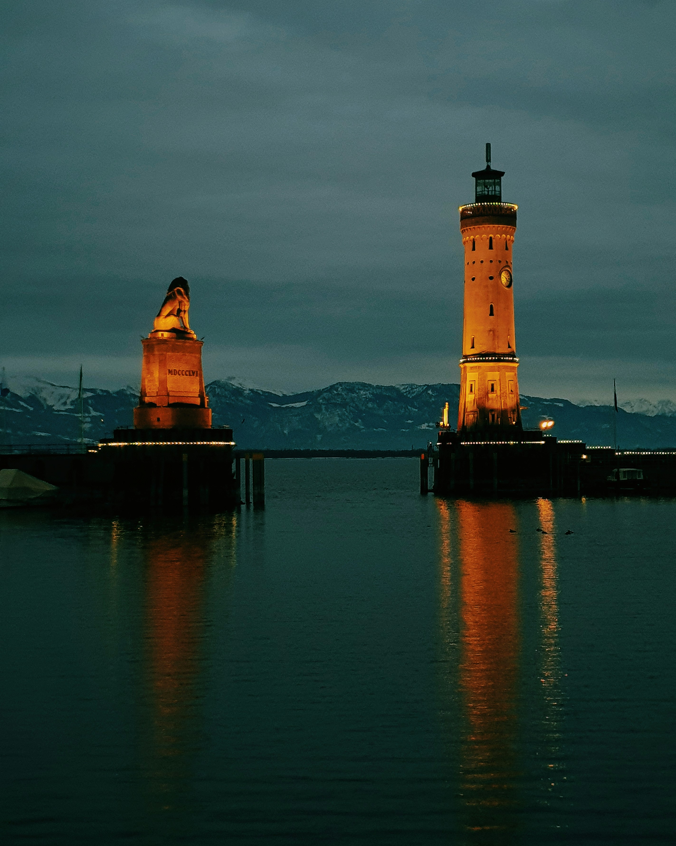 ein Leuchtturm, der auf einem Gewässer sitzt