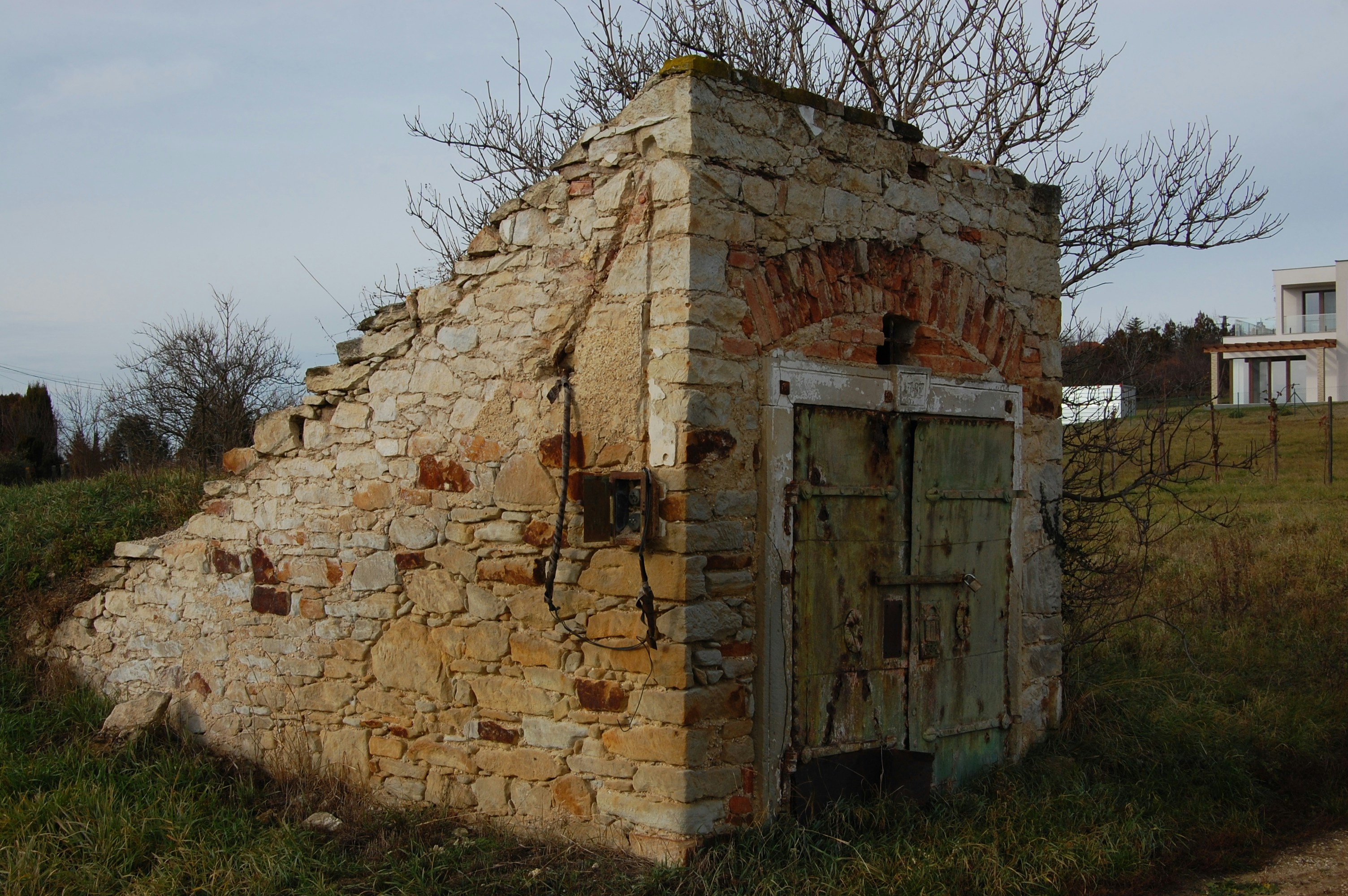 Una vecchia dependance fatta di mattoni e pietra