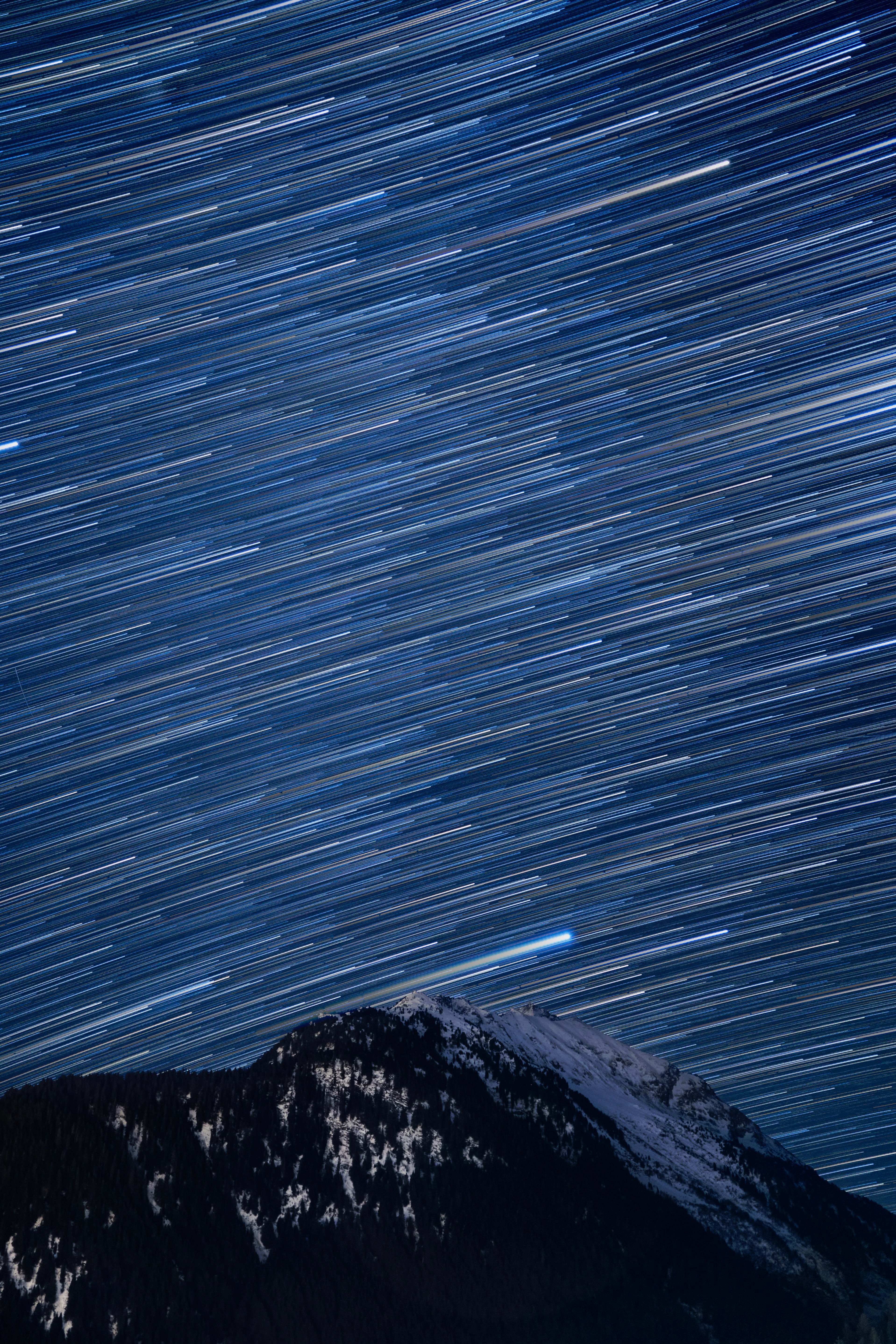 Il cielo notturno con una montagna sullo sfondo