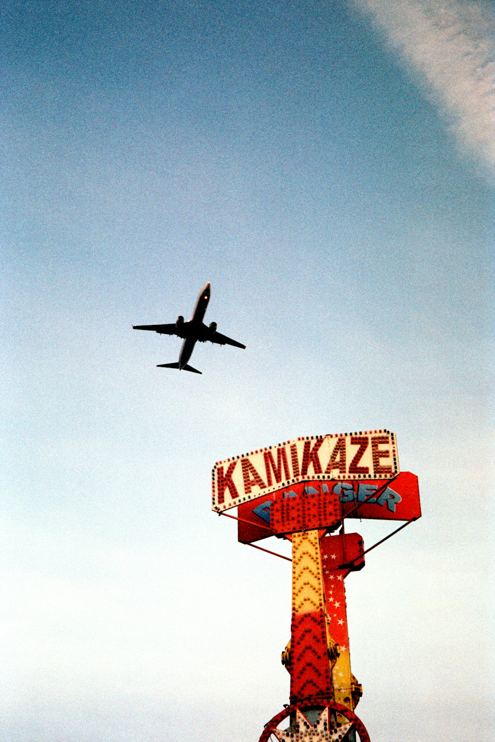 Ein großer Jetliner fliegt durch den blauen Himmel