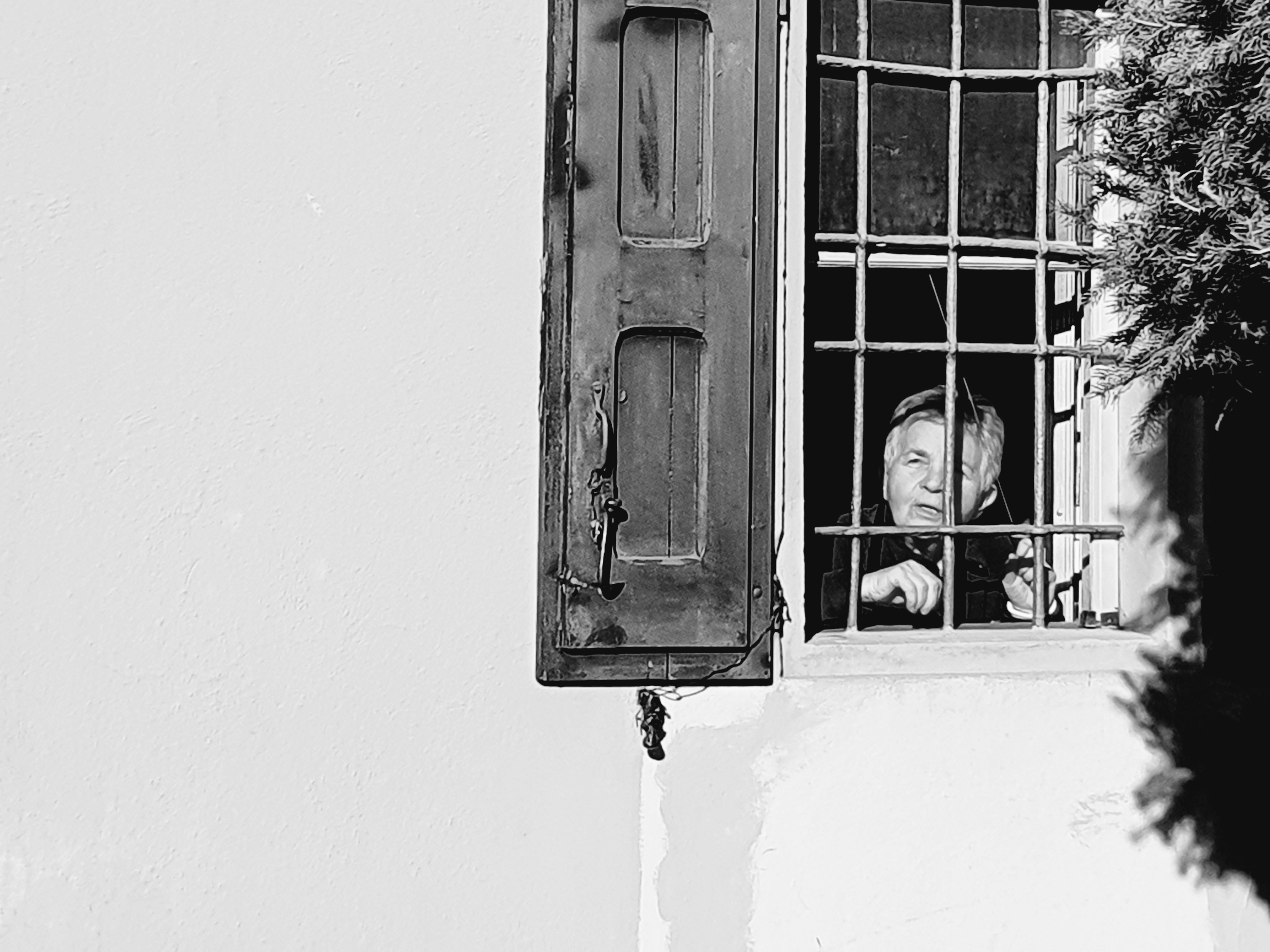 ग्रामीण बिहार के एक गांव में आयुष्मान भारत कार्ड या पीएम आवास योजना के लाभार्थी के साथ एक परिवार का मुस्कुराता हुआ चित्र। वे अपने नए या सुधरे हुए घर के सामने खड़े हैं।