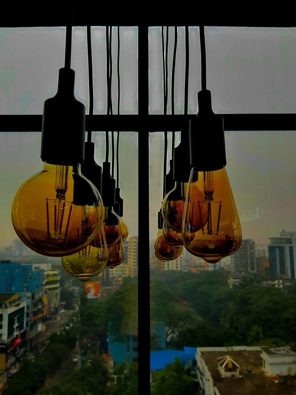 a bunch of light bulbs hanging from a window