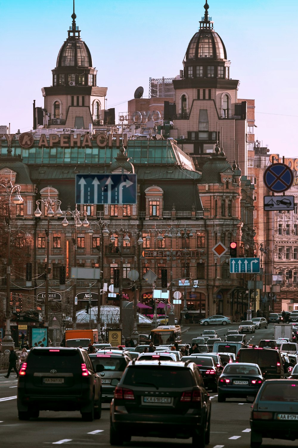 a city street filled with lots of traffic