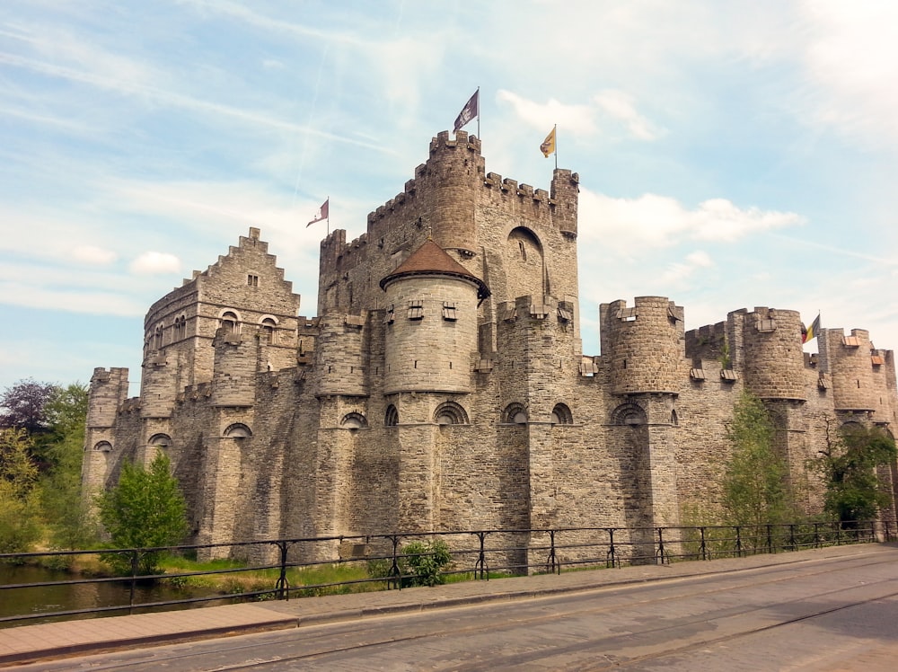 una estructura similar a un castillo con una bandera en la parte superior