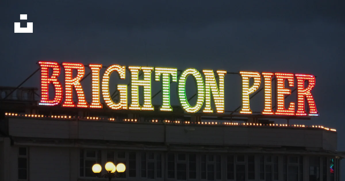 Lit Rooftop Signs A large lighted sign on top of a building photo – Free Interior design ...