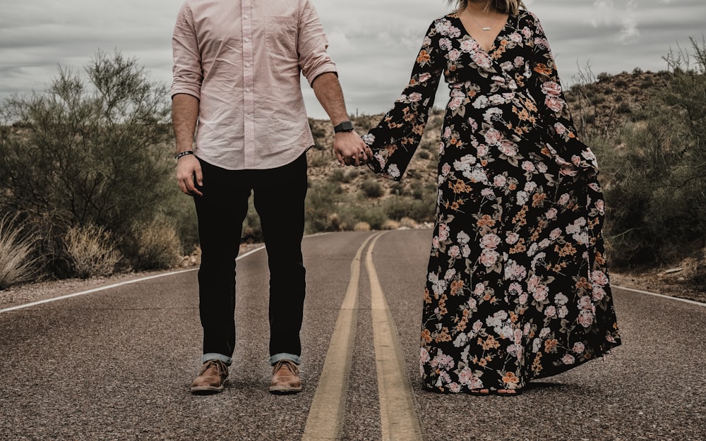 Ein Mann und eine Frau, die Händchen halten, während sie eine Straße entlang gehen