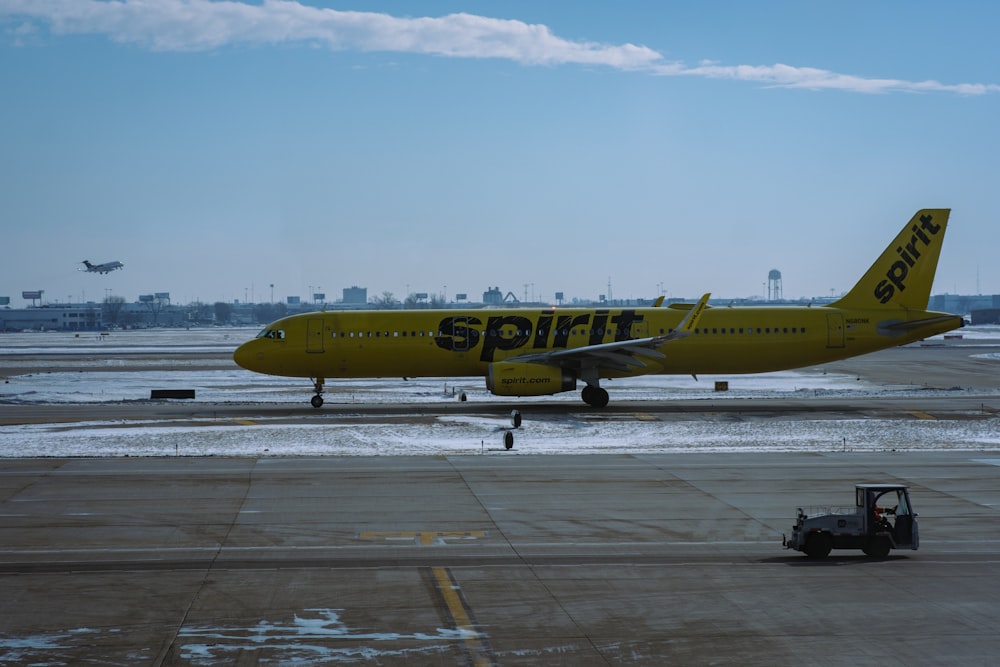 Un gran avión de pasajeros sentado en la parte superior de una pista