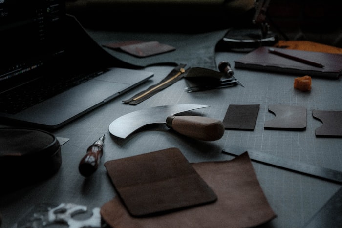Savoir-faire : la teinture du cuir végétal