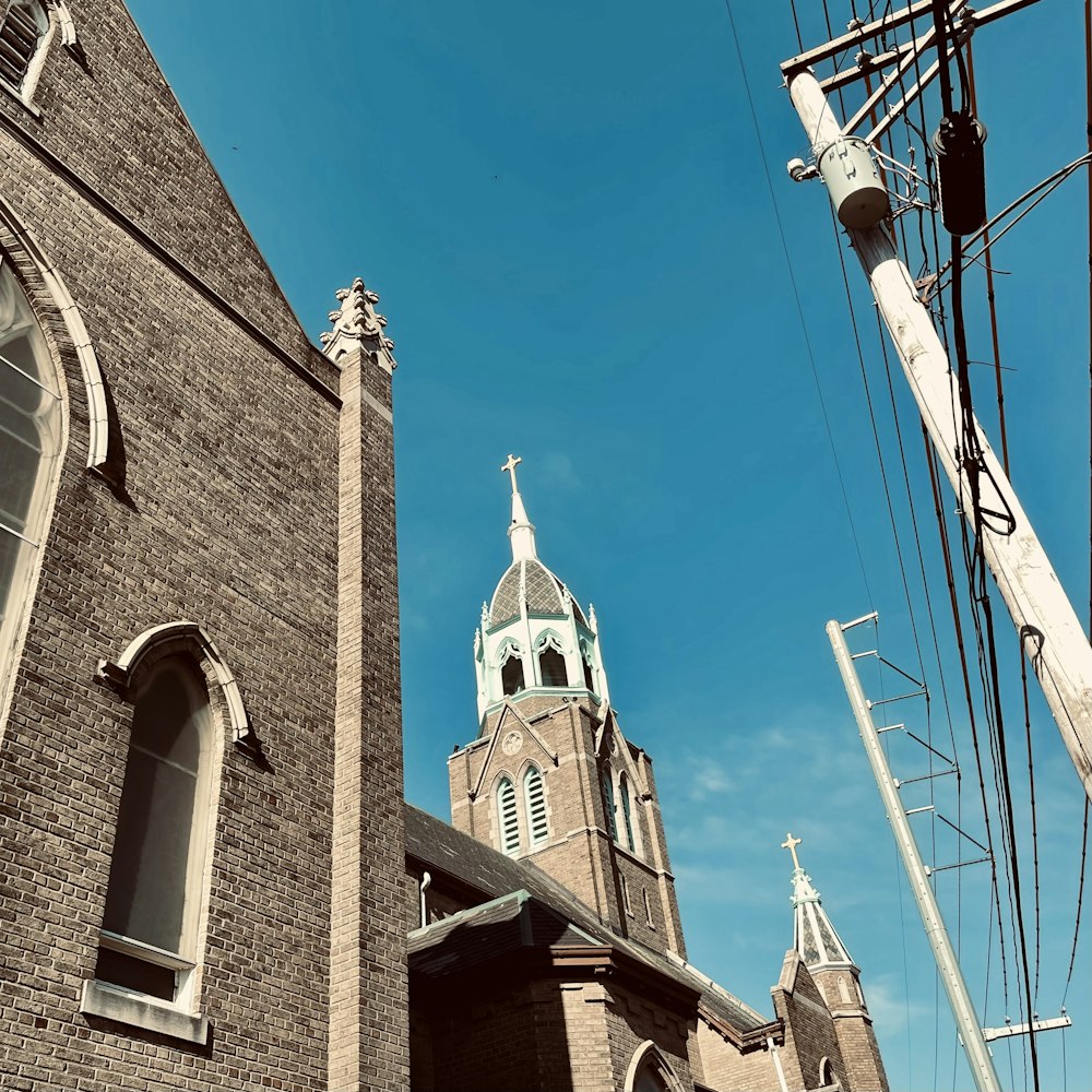 Eine Kirche mit einem Kirchturm an einem sonnigen Tag