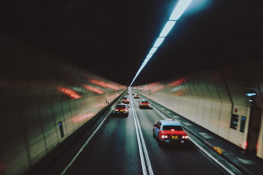 un long tunnel avec des voitures qui le descendent