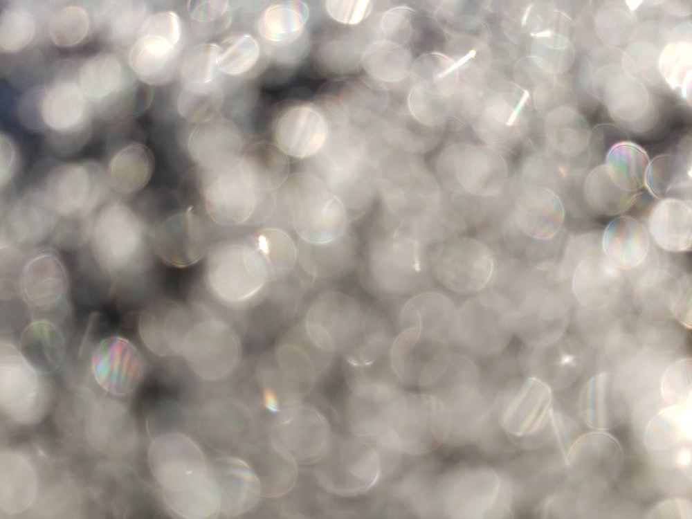 uma foto borrada de um monte de bolhas
