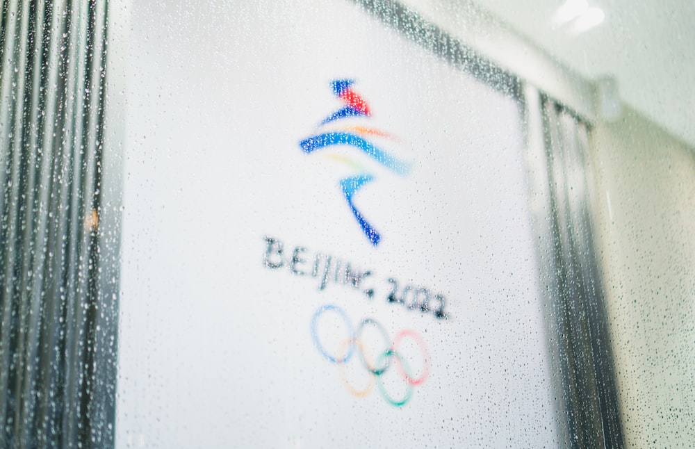 Eine Nahaufnahme des olympischen Logos auf einem Fenster