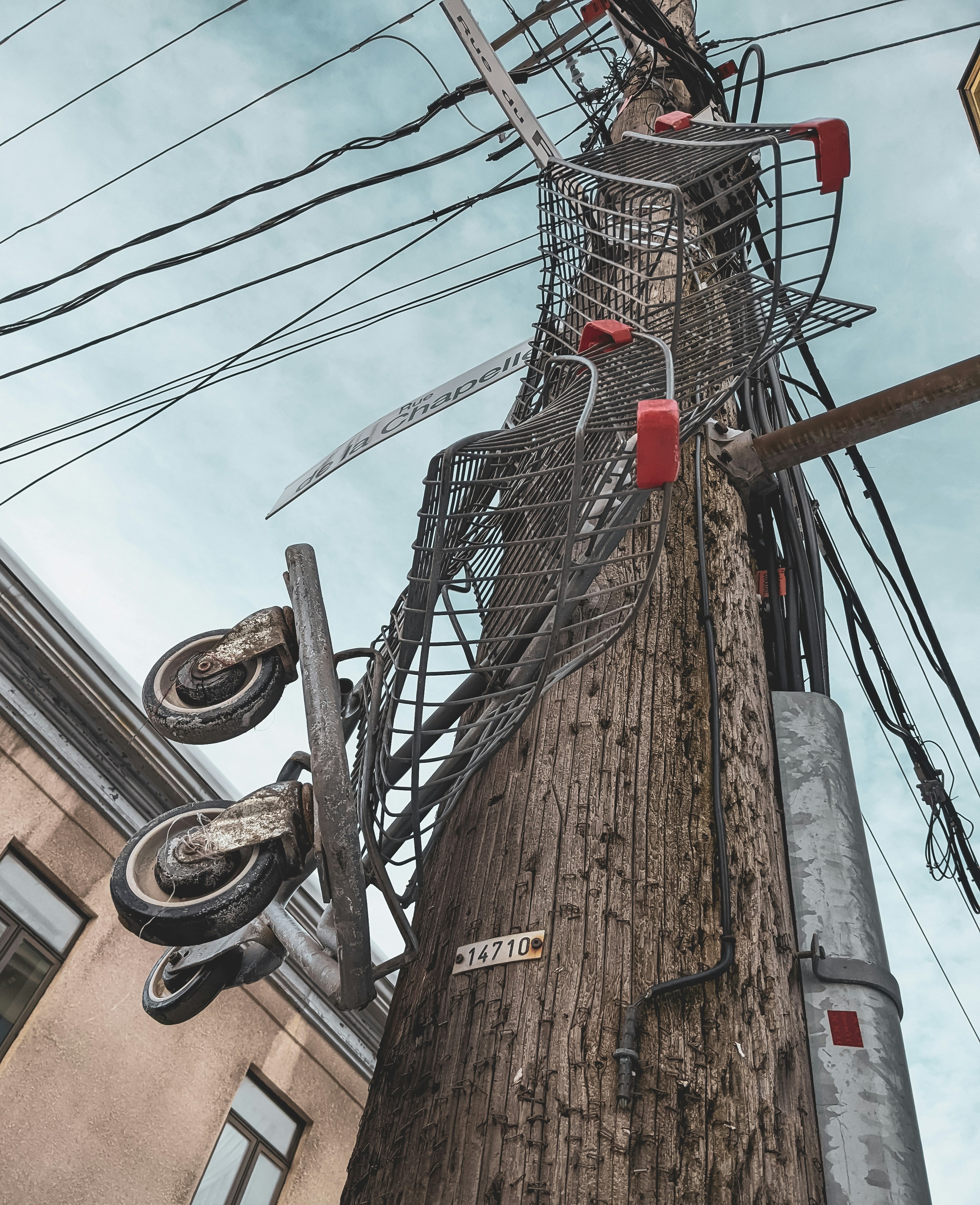 Un poteau téléphonique auquel un tas de fils est attaché photo – Image  gratuite de Gris sur Unsplash, image size:3000x3686