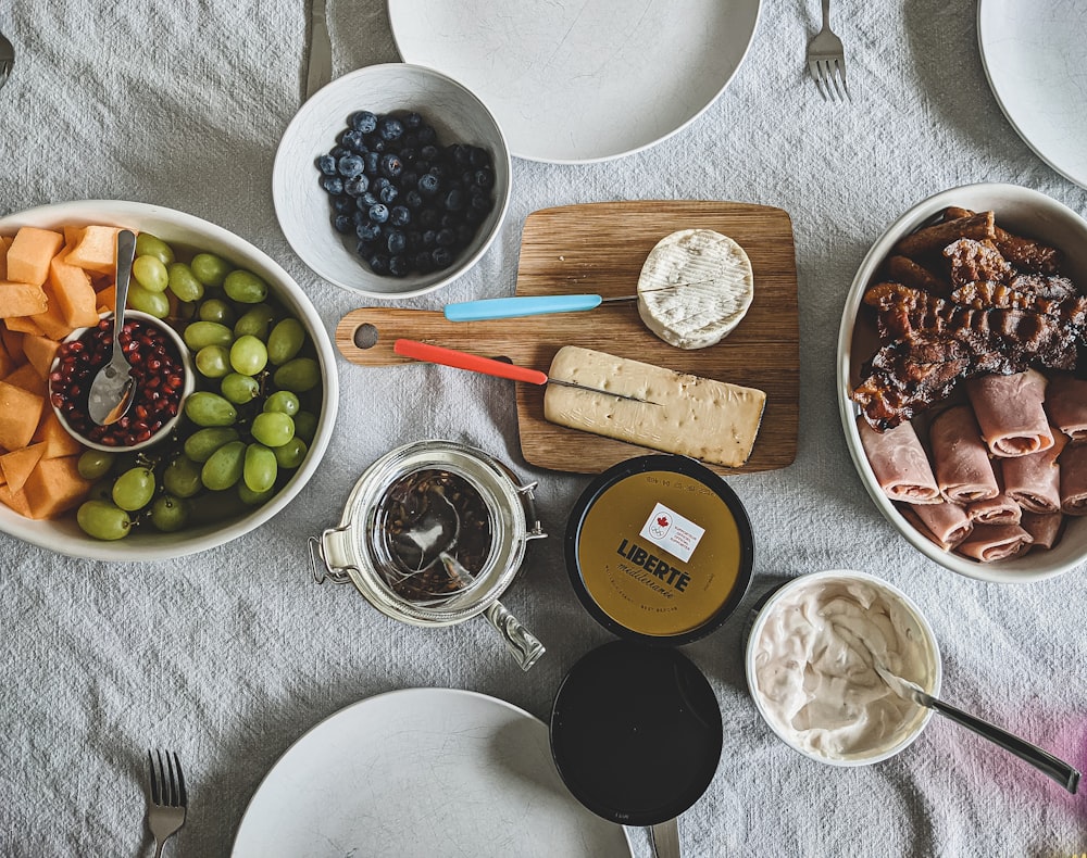uma mesa coberta com pratos e tigelas de comida