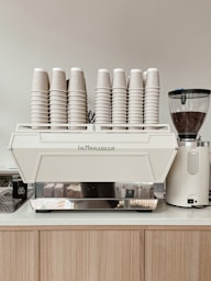 Espressofix Cimbali servisi olarak Espresso makinesi tamiri ve kahve değirmeni tamiri yapıyoruz.