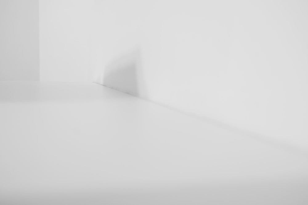 Ein Schwarz-Weiß-Foto eines weißen Raumes