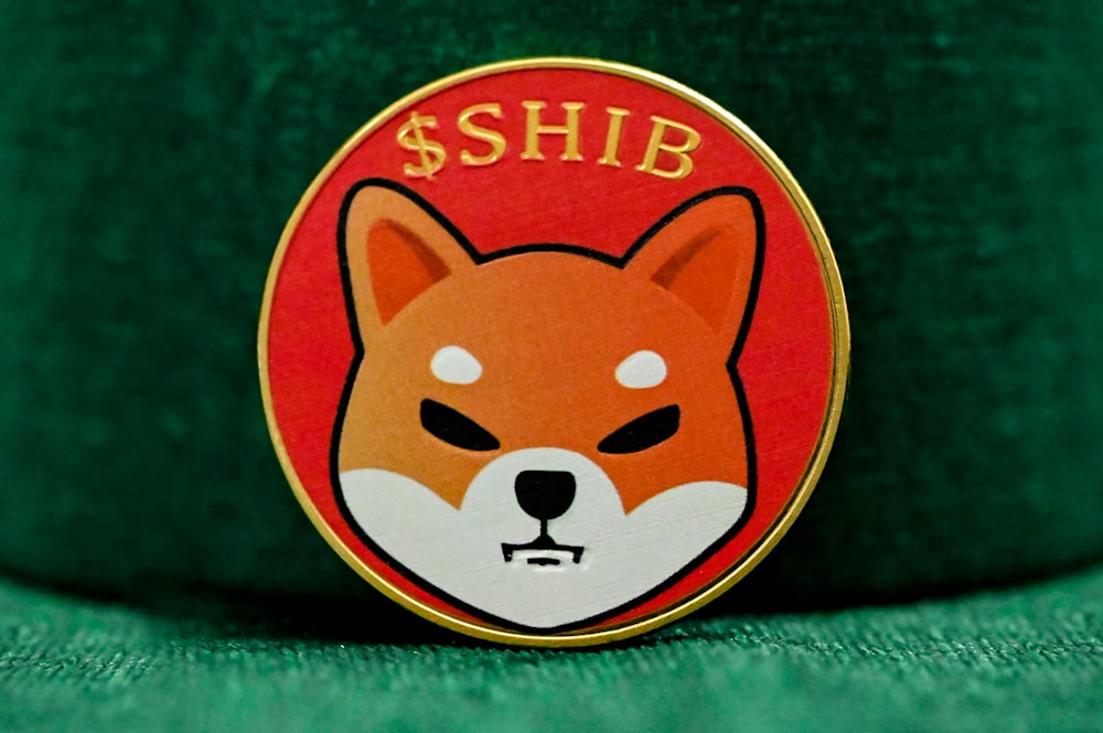 a pin with a picture of a fox on it