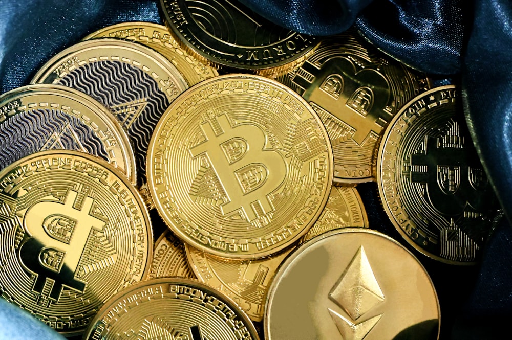 Eine Tasche voller Gold-Bitcoins