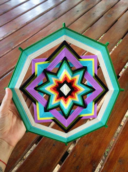 Ojo de dios en forma de mandala con diversos colores hecho a mano