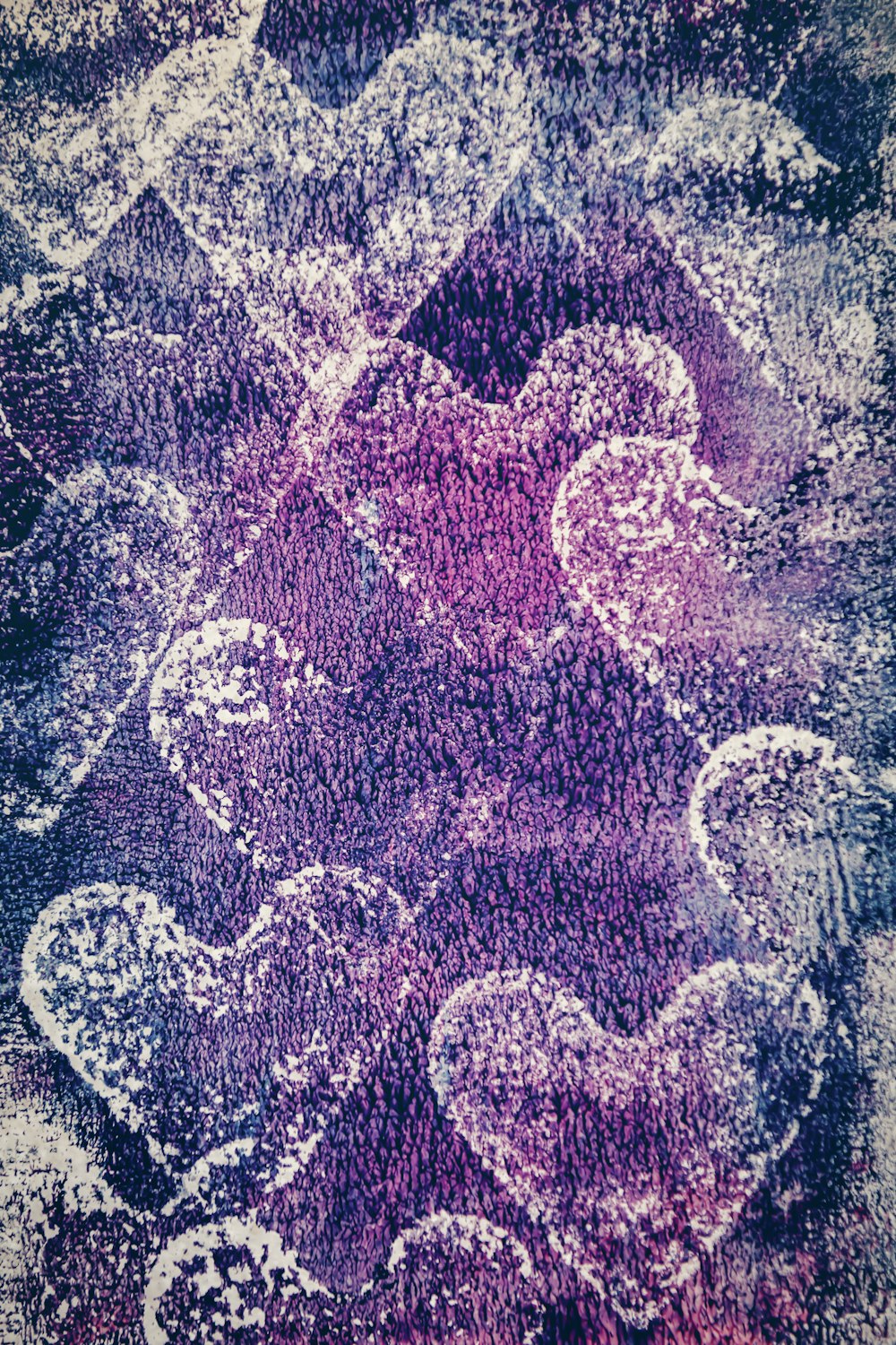 un tapis violet et blanc avec des cœurs dessus