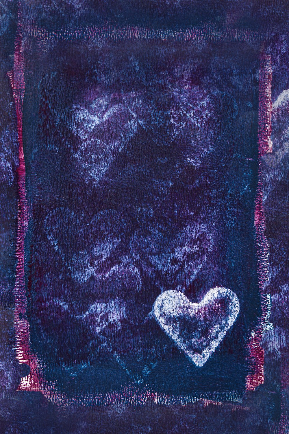 une peinture d’un cœur sur fond violet