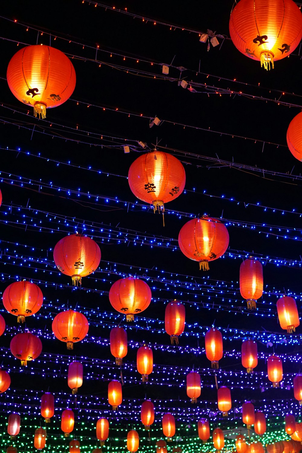 a room filled with lots of lit up lanterns