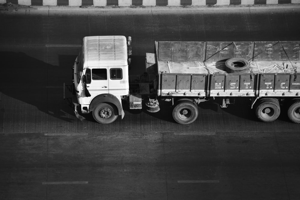 Una foto in bianco e nero di un camion