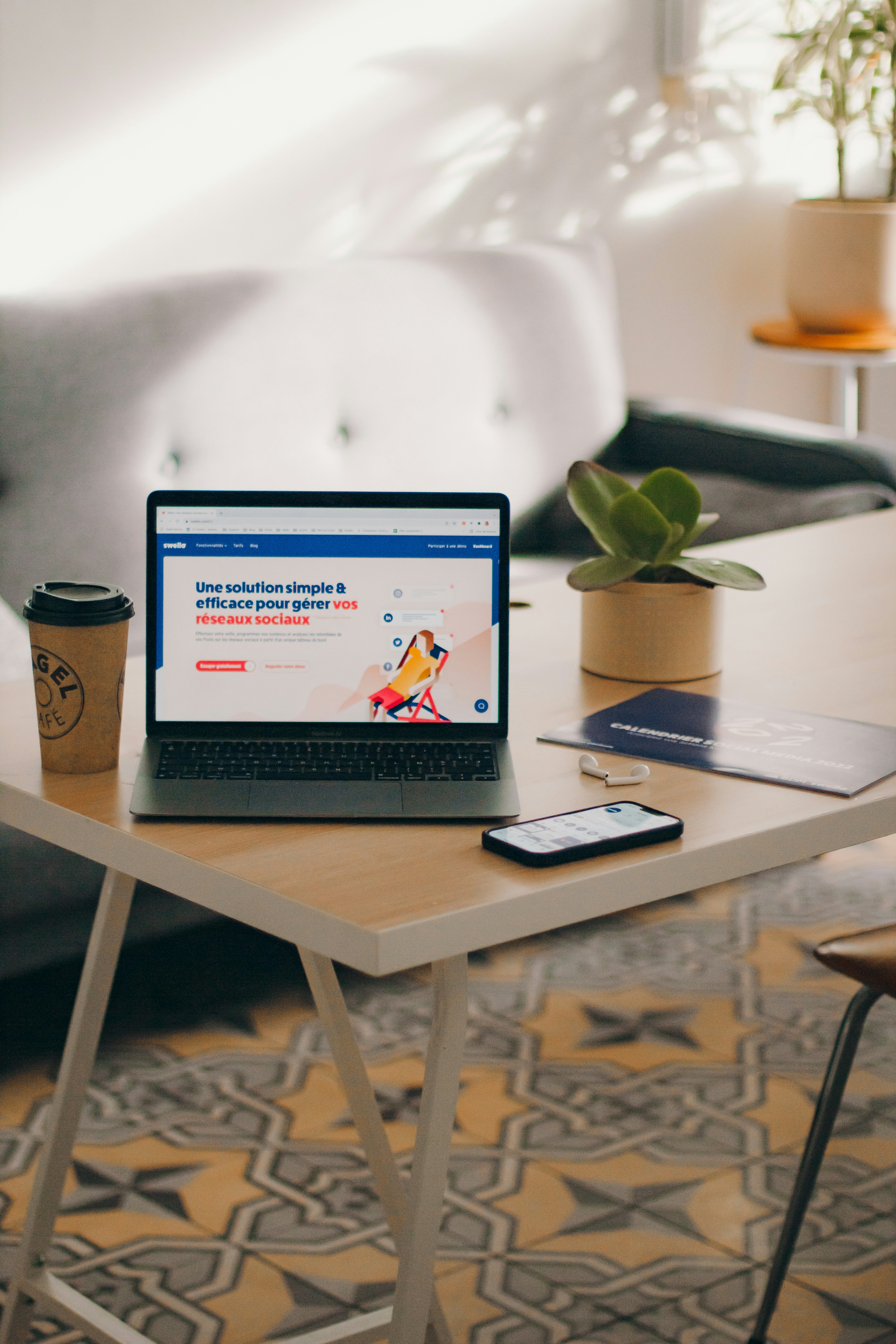 photo-1644317167943-fe9fa3109fa5?crop=entropy&cs=tinysrgb&fit=max&fm=jpg&ixid=M3w5ODc5NHwwfDF8c2VhcmNofDh8fG9yZGluYXRldXJ8ZW58MHwxfHx8MTczMzA1MDUyN3ww&ixlib=rb-4.0