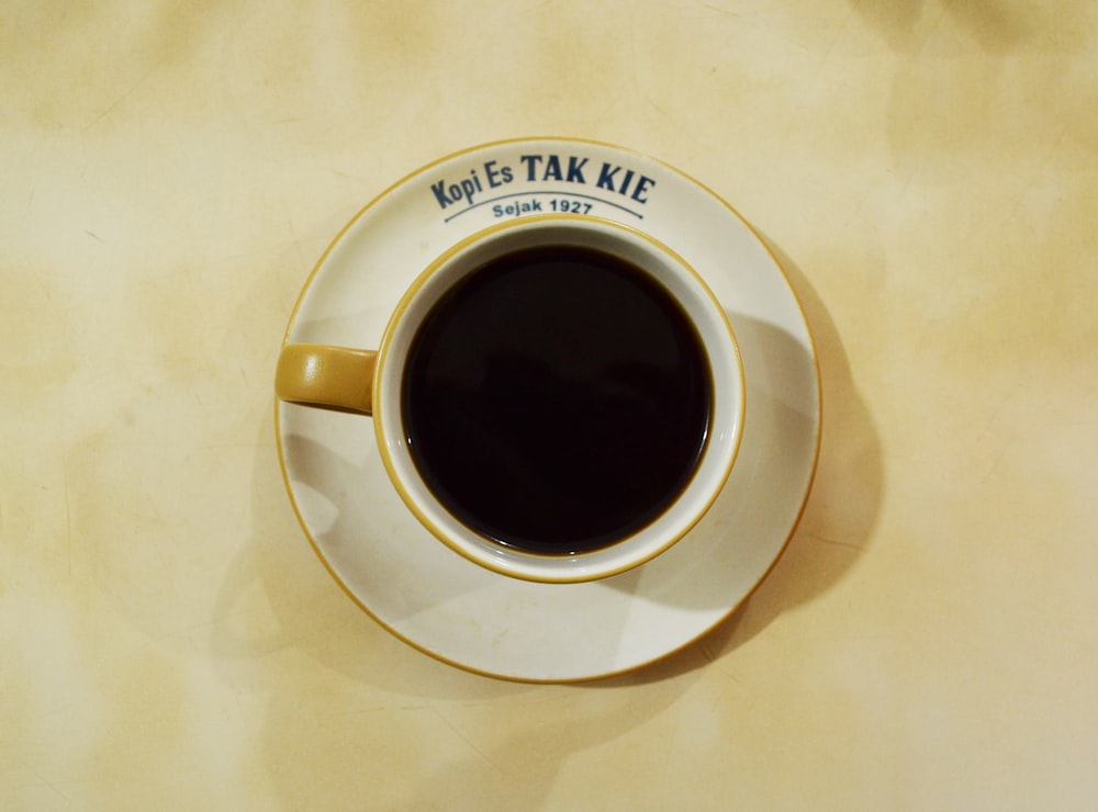 una taza de café encima de un platillo