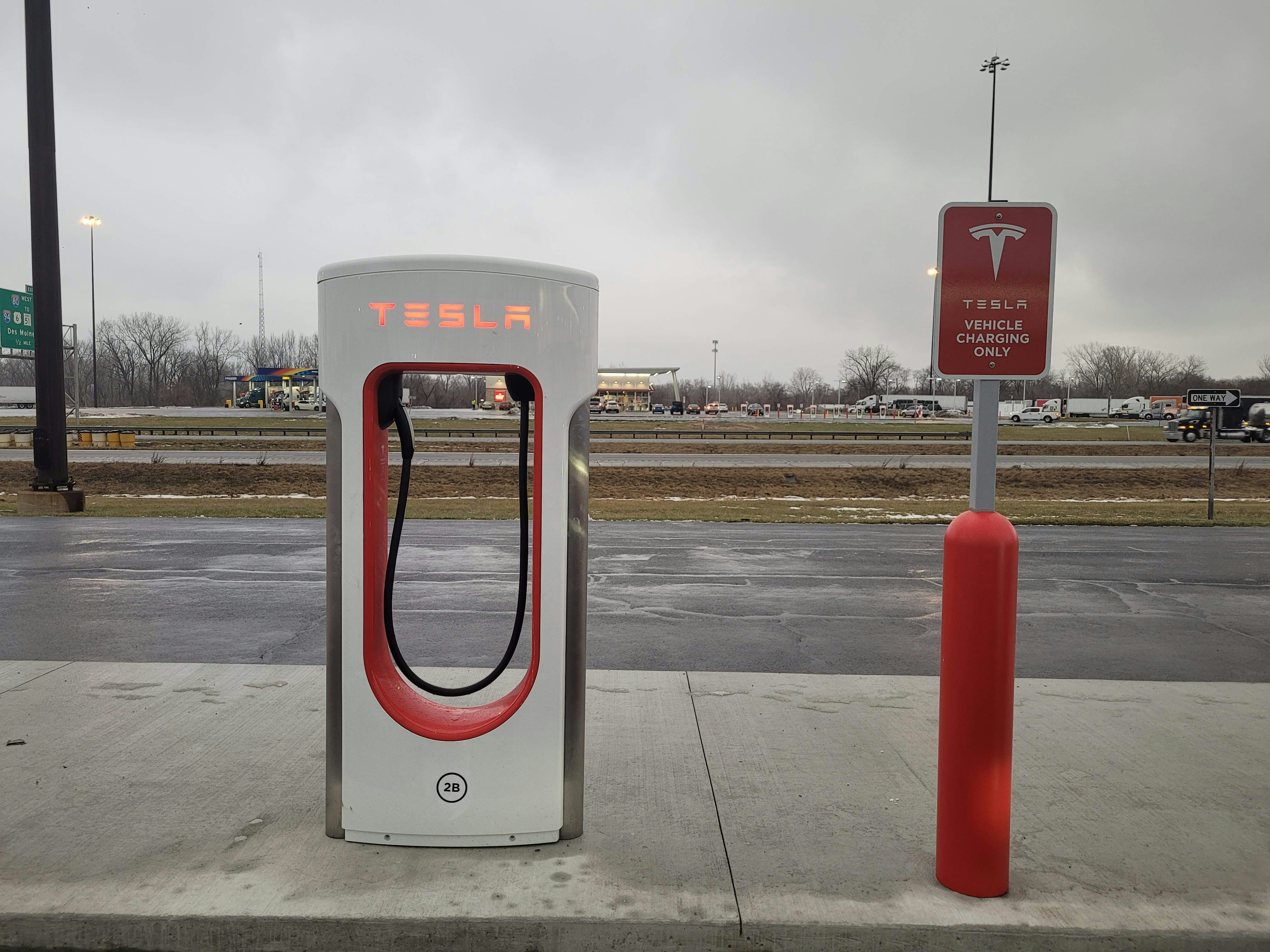 Yolda Şarjım Biterse Ne Yapacağım? Araçtan Diğerine Elektrik Aktarılır Mı?