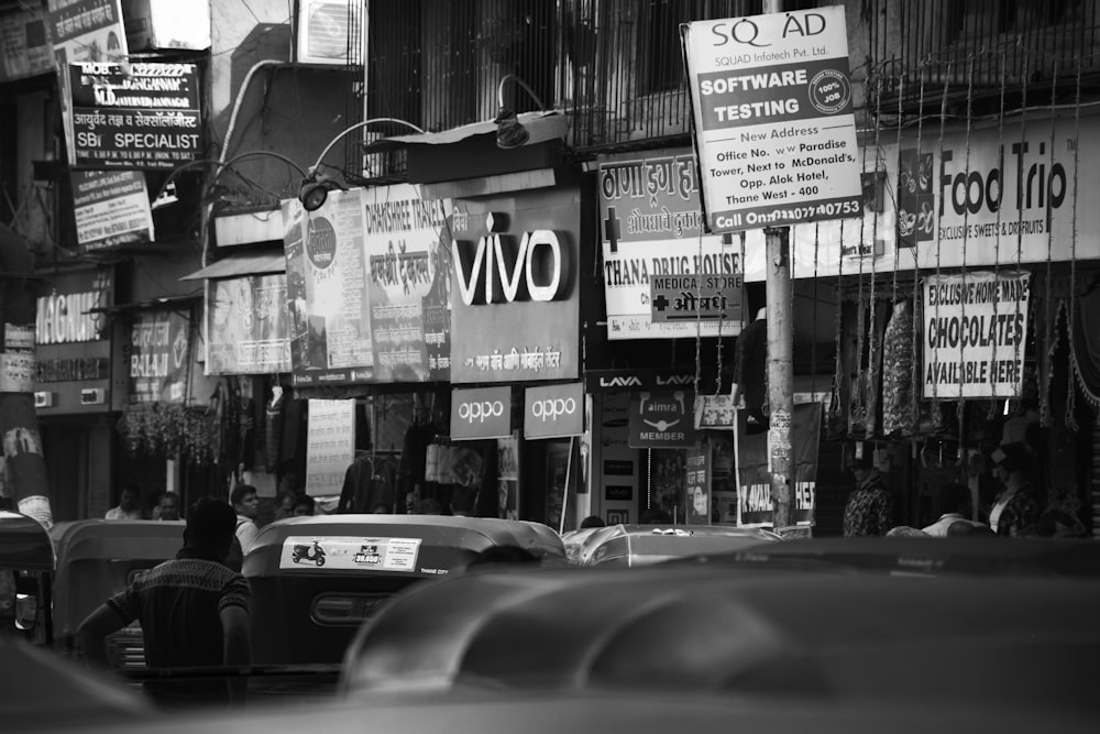 Una foto in bianco e nero di una strada della città