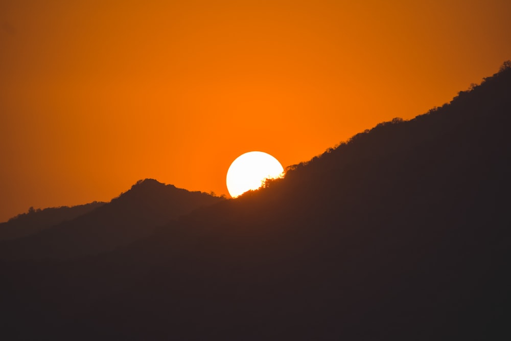 Un coucher de soleil orange en arrière-plan