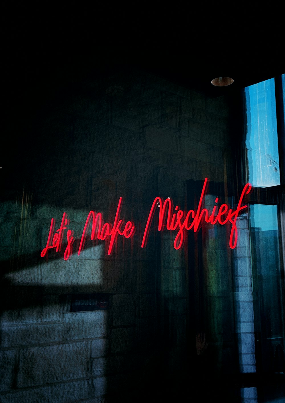 Un'insegna al neon che recita: Let's Make Nightmares