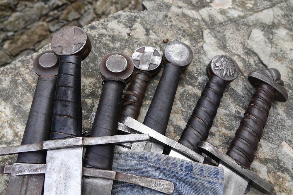 um monte de diferentes tipos de ferramentas em uma rocha