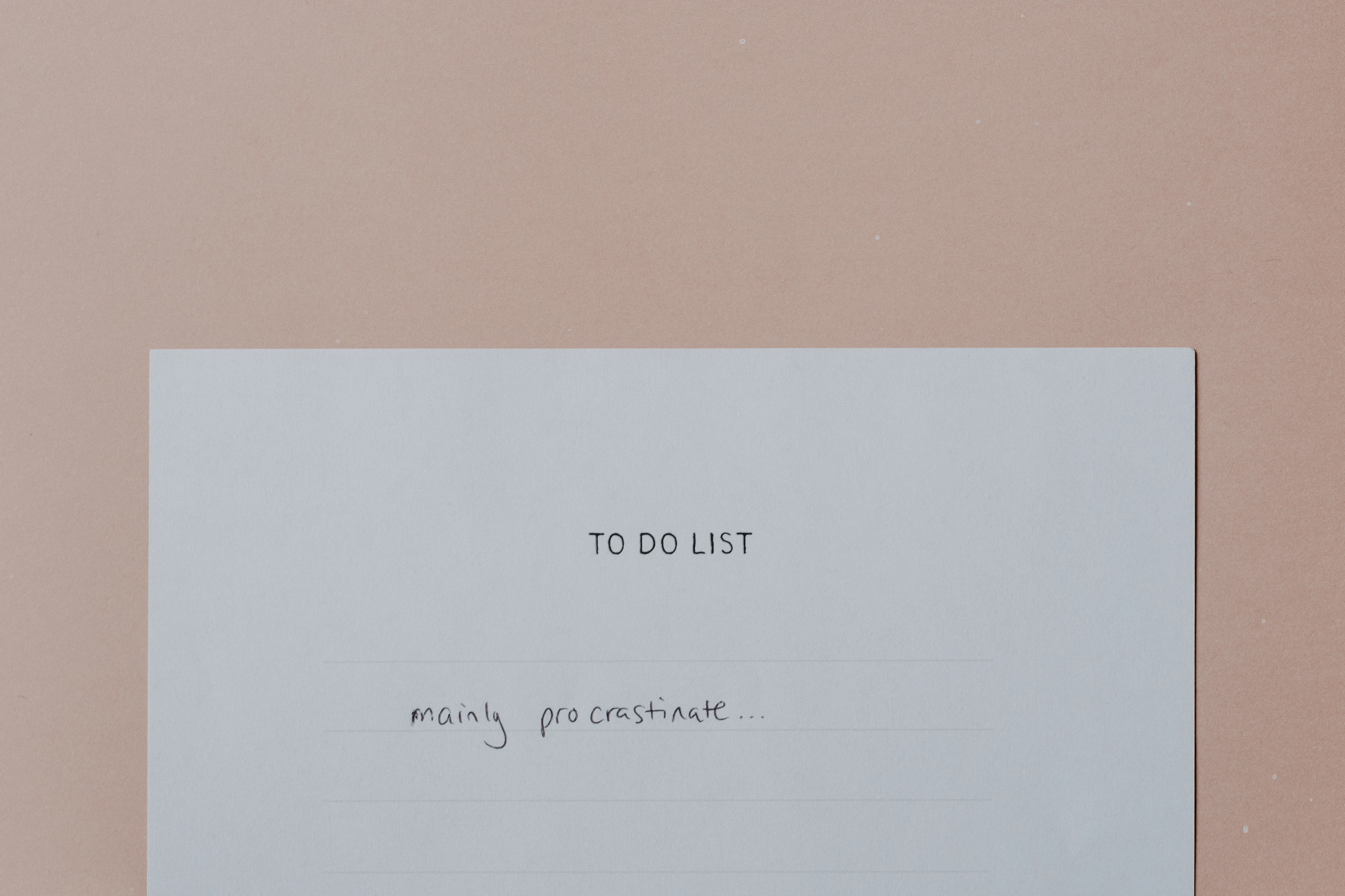 Pembe zemin üzerinde “To do list” başlıklı, altına “mainly procrastinate” yazılmış bir kâğıt