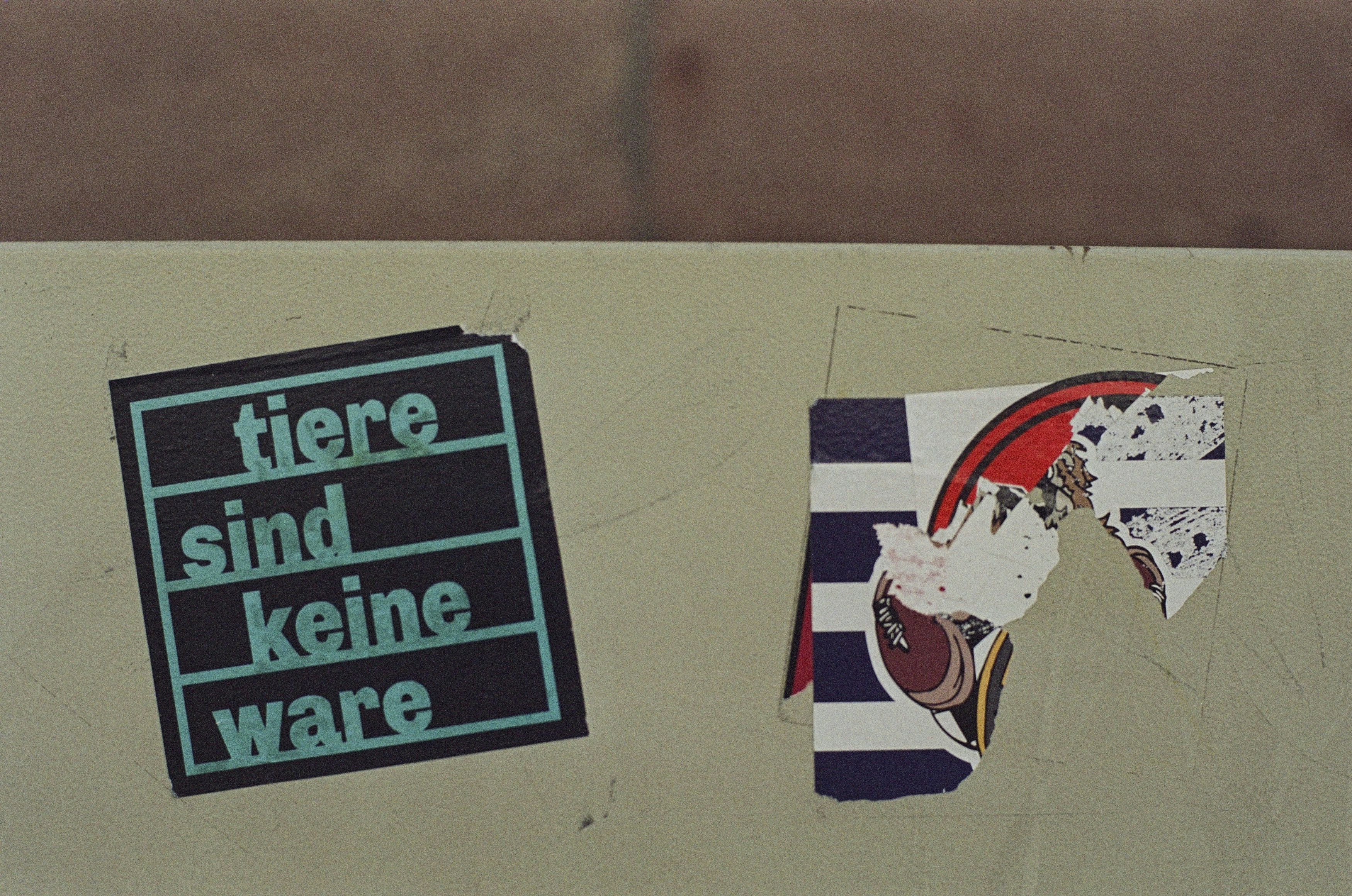 Animals are not commodities – protest sticker against factory farming. Leica R7 (1994), Summilux-R 1.4 50mm (1983). Hi-Res analog scan by www.totallyinfocus.com – Kodak SO-553 100 (expired 2006)