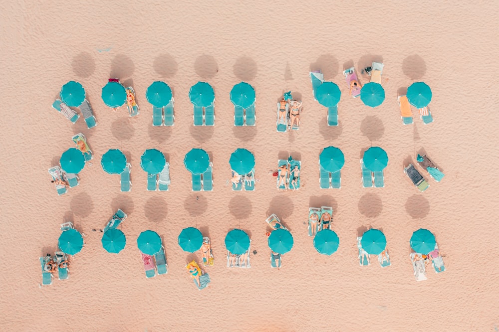 砂浜の上に立つ人々のグループ