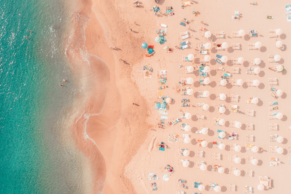 Una vista aérea de una playa con sombrillas y sillas