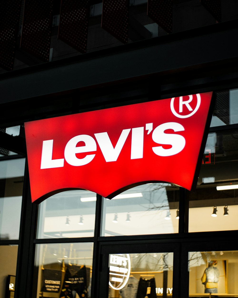 Un letrero de la tienda Levi's se ilumina por la noche