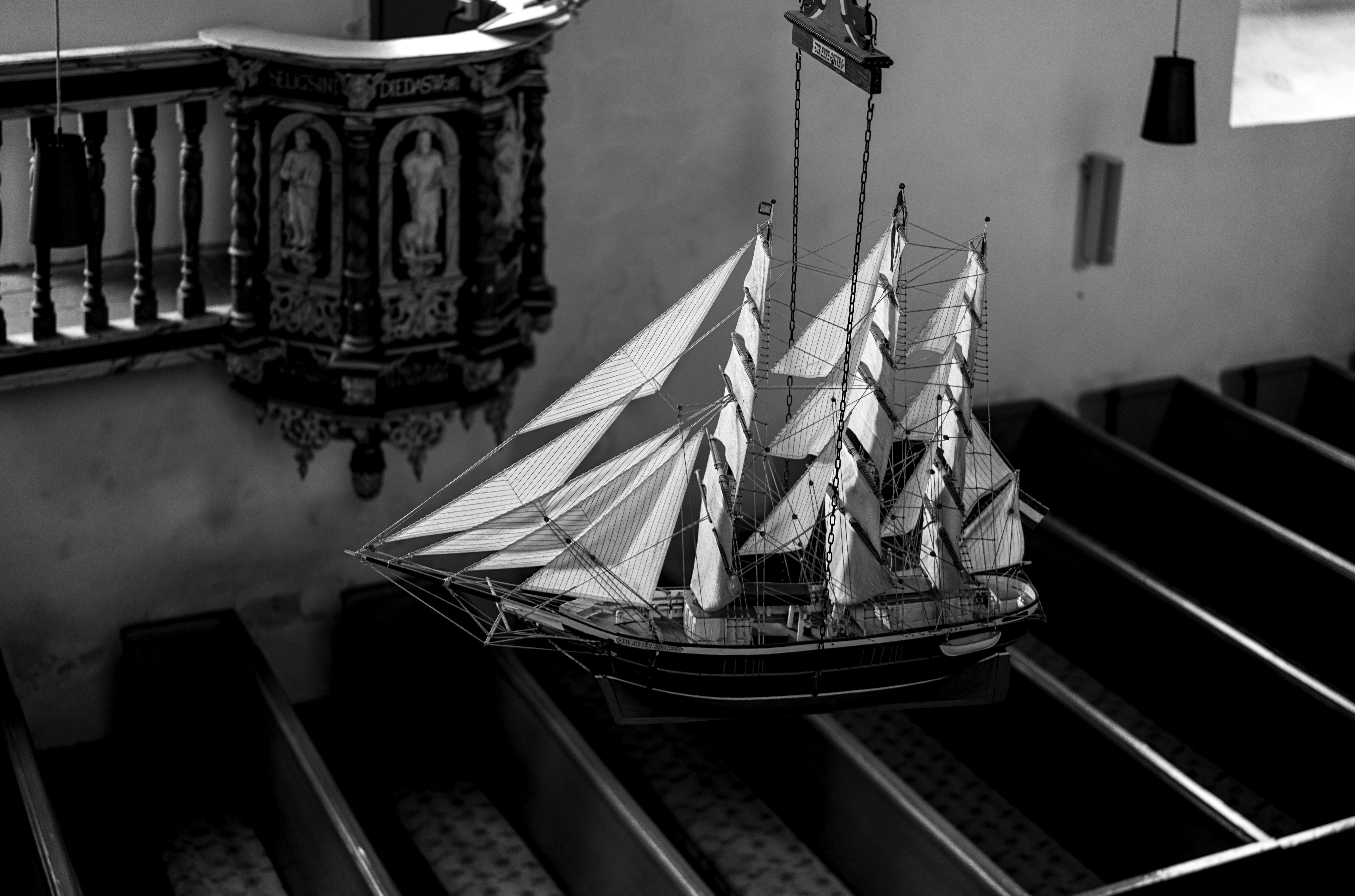Una foto en blanco y negro de un modelo de barco