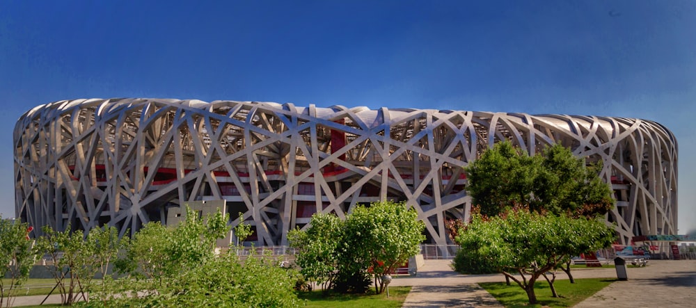 ein großes Gebäude mit einer großen Holzkonstruktion darauf