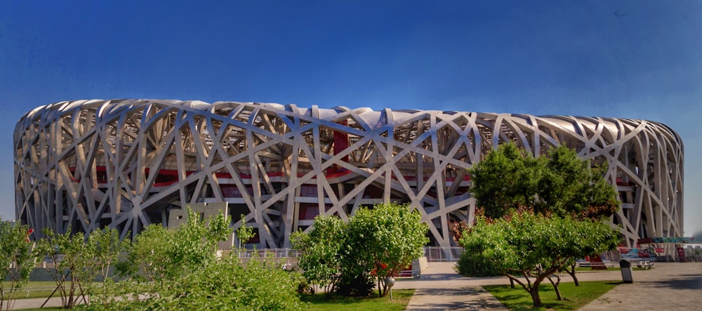 Un gran edificio con una gran estructura de madera en la parte superior