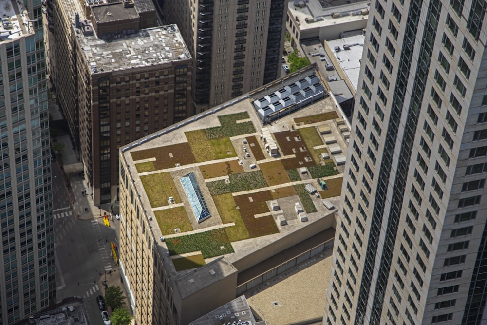 um telhado verde no topo de um edifício alto