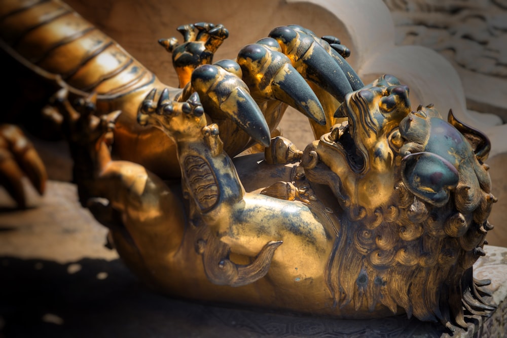 Una estatua dorada de un dragón con la cola enroscada
